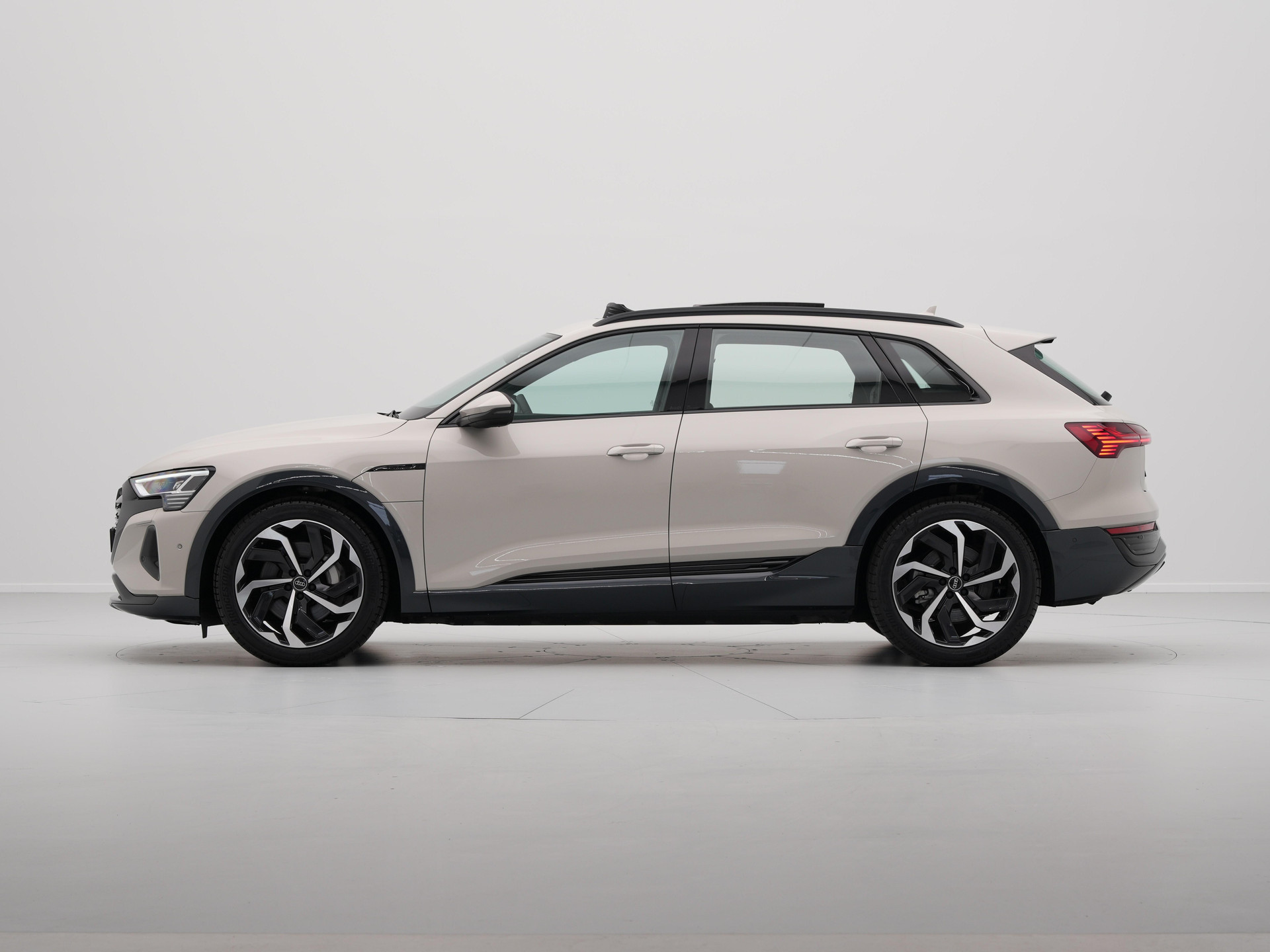 Audi - Q8 e-tron 55 quattro 408 1AT Advanced edition Plus - 2024