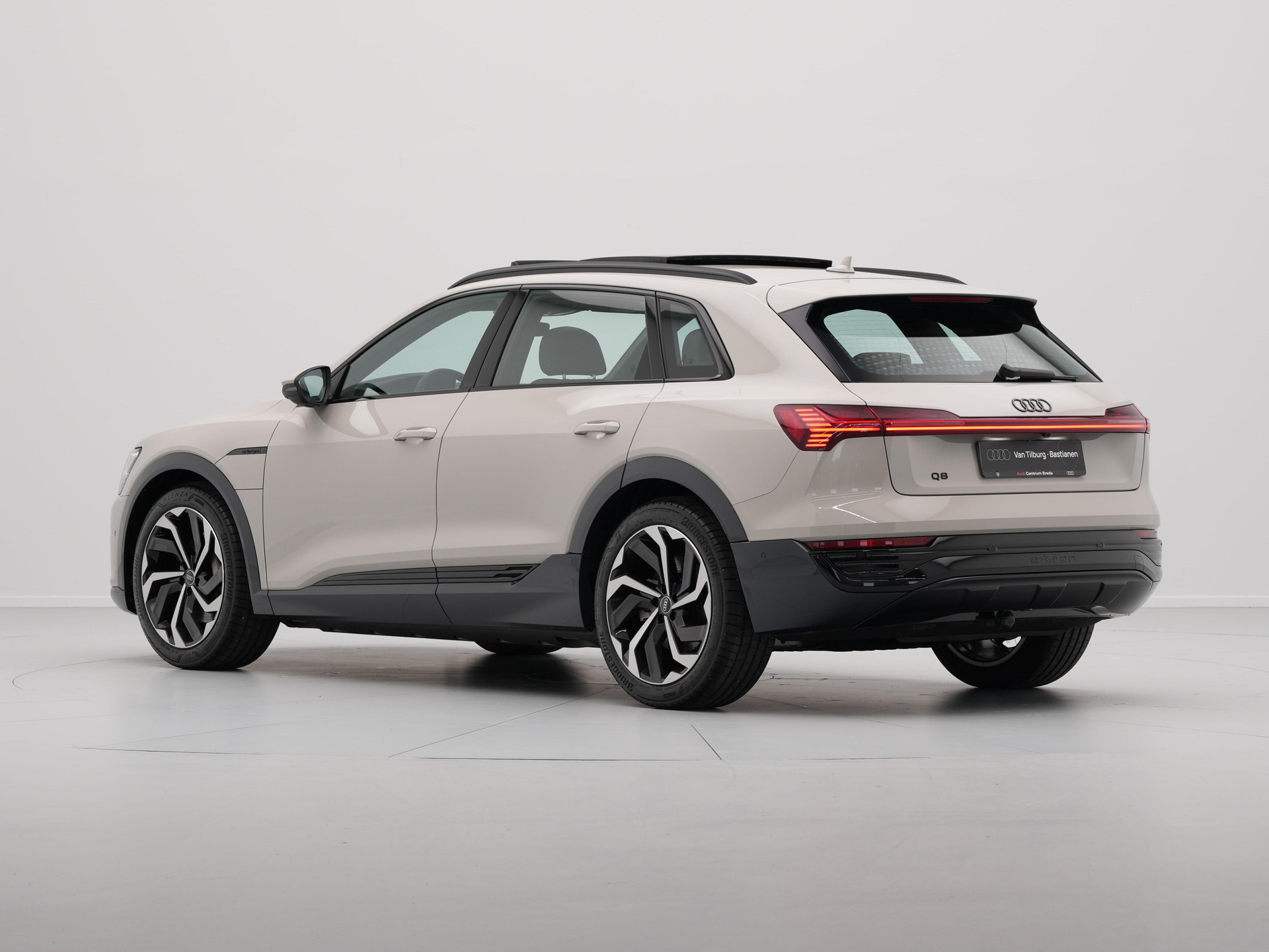 Audi - Q8 e-tron 55 quattro 408 1AT Advanced edition Plus - 2024