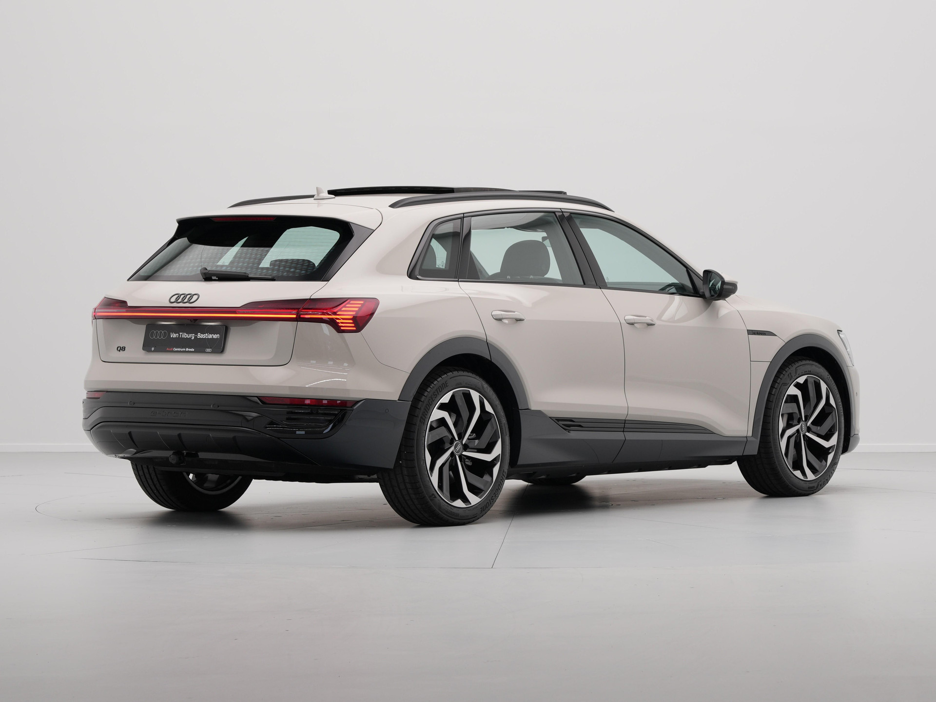 Audi - Q8 e-tron 55 quattro 408 1AT Advanced edition Plus - 2024