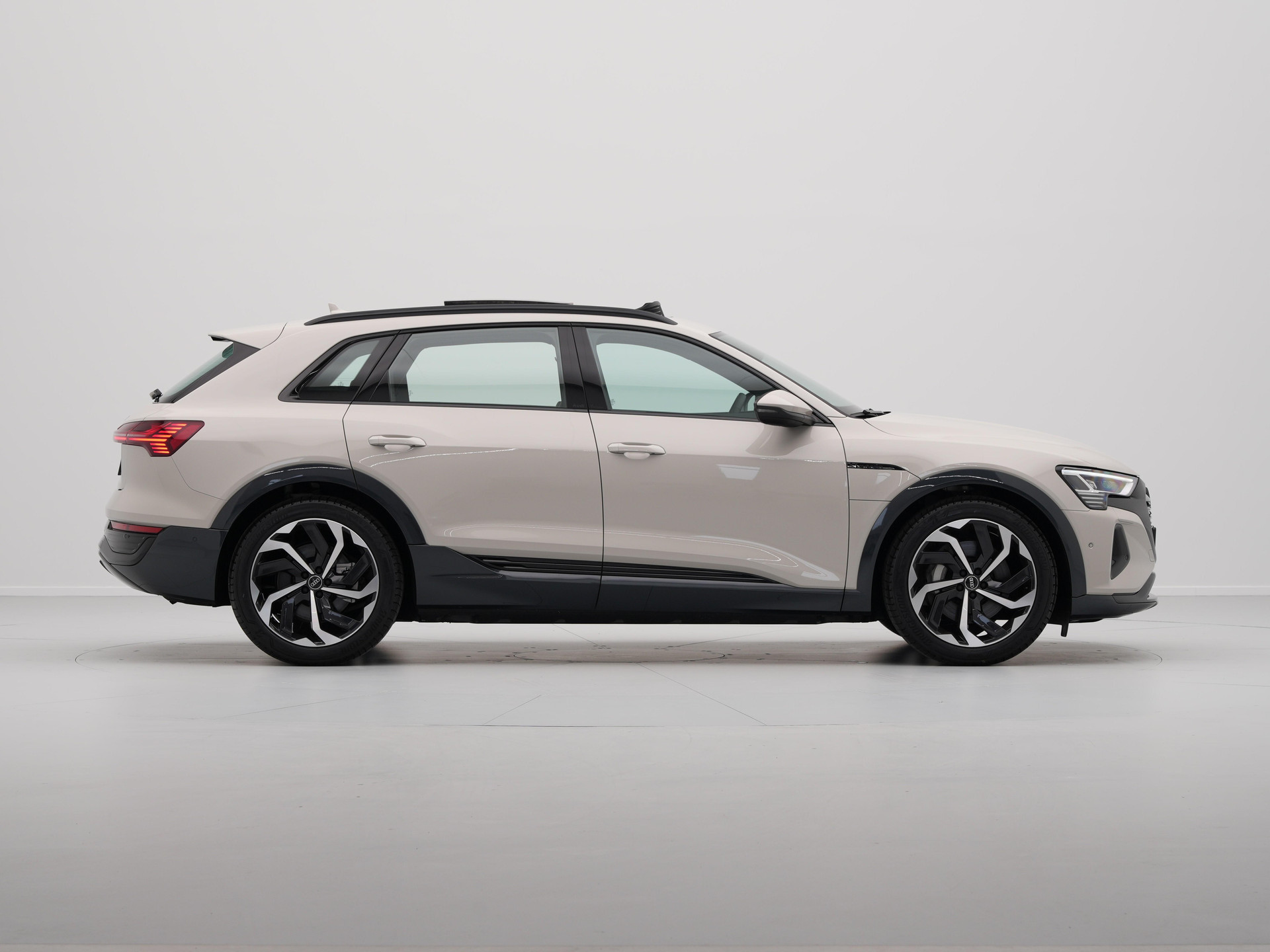 Audi - Q8 e-tron 55 quattro 408 1AT Advanced edition Plus - 2024