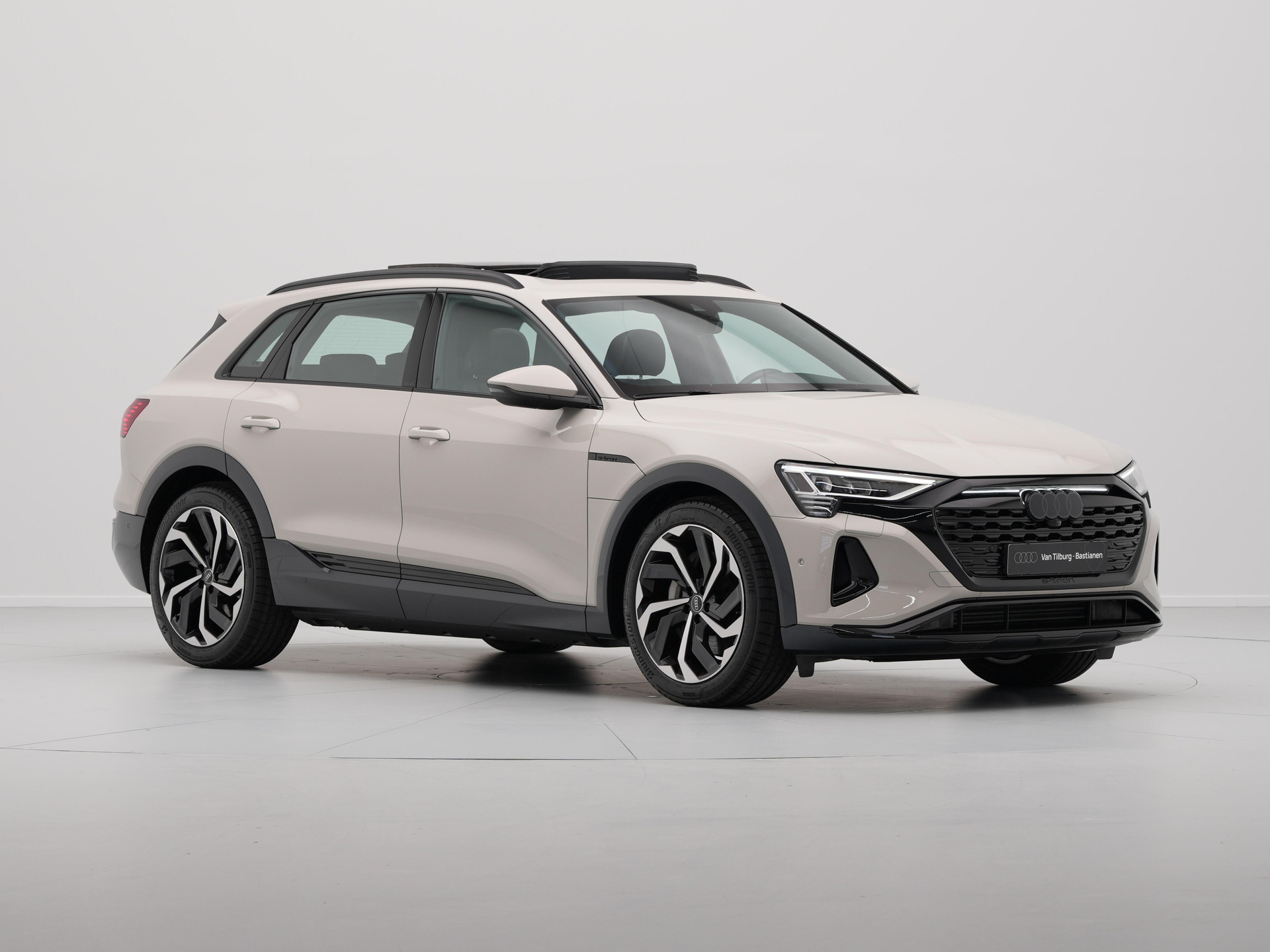 Audi - Q8 e-tron 55 quattro 408 1AT Advanced edition Plus - 2024