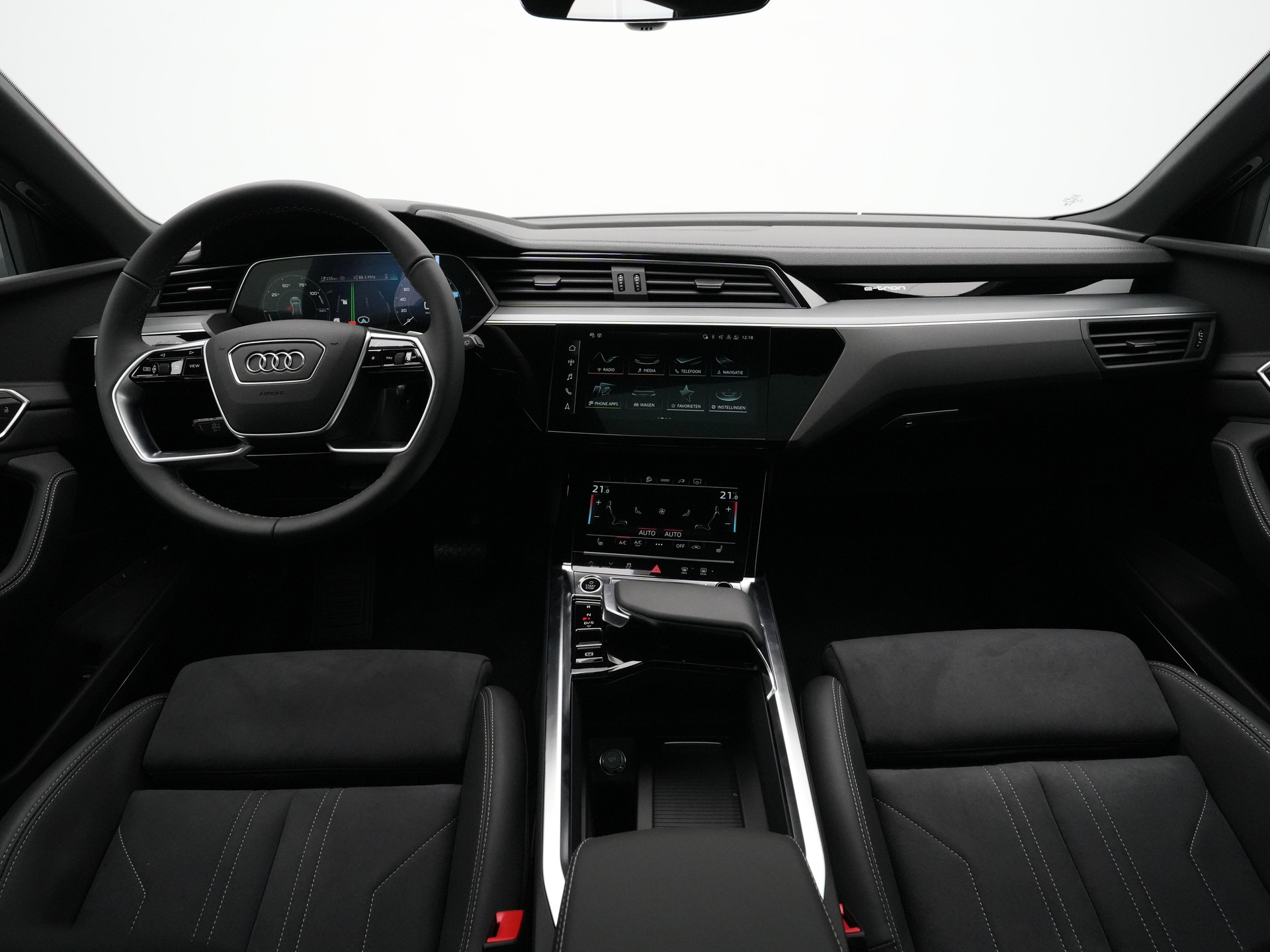 Audi - Q8 e-tron 55 quattro 408 1AT Advanced edition Plus - 2024