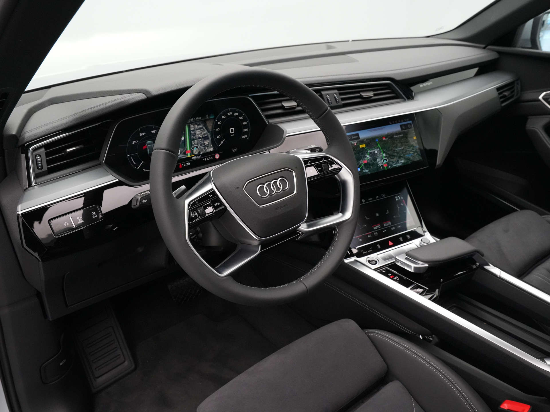 Audi - Q8 e-tron 55 quattro 408 1AT Advanced edition Plus - 2024