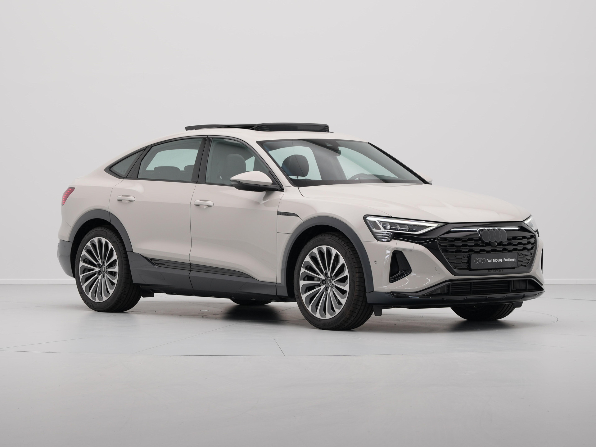 Audi - Q8 Sportback e-tron 55 quattro 408 1AT Advanced edition Plus - 2024