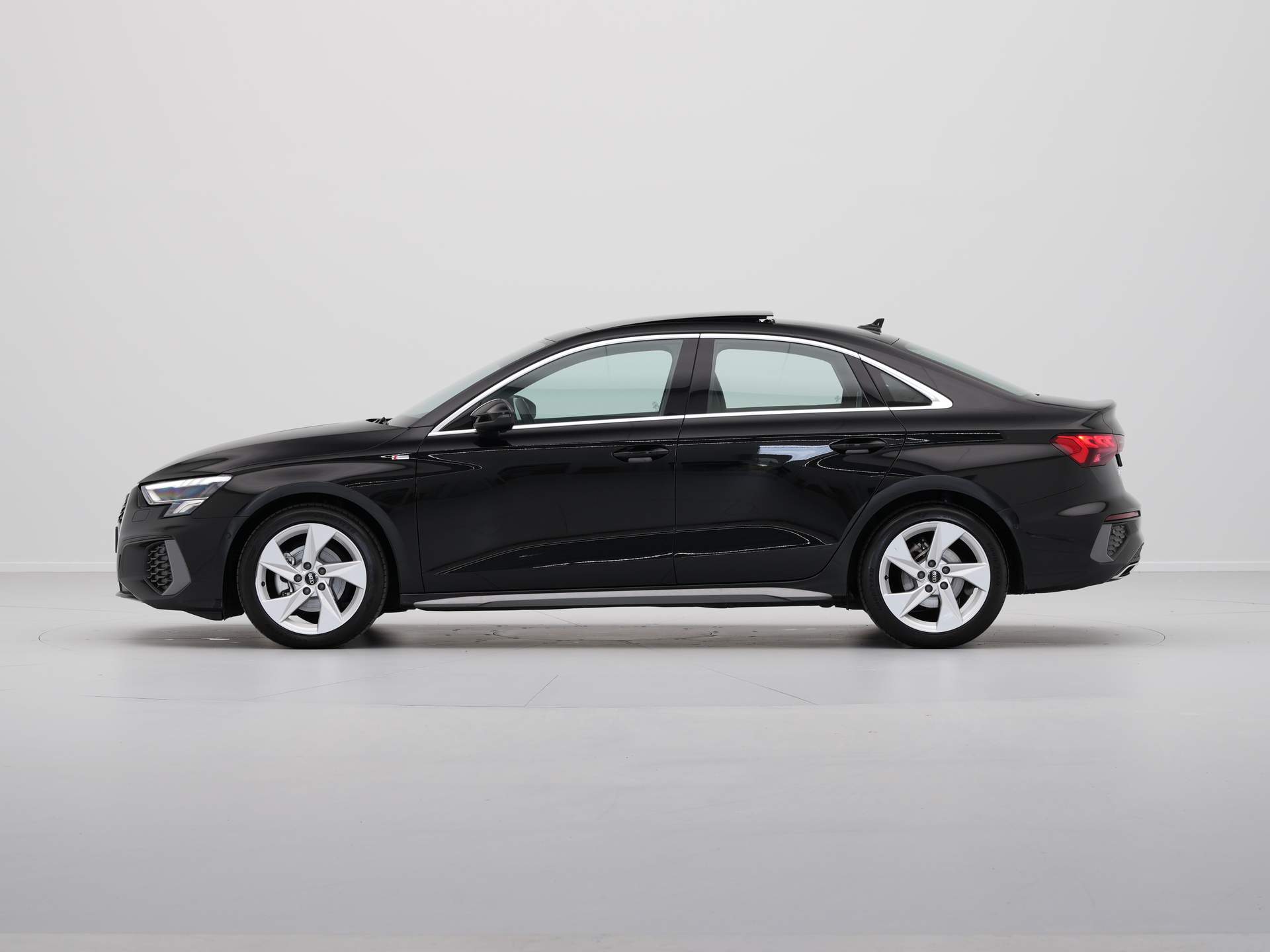 Audi - A3 Limousine 30 TFSI 81 kW/110pk S-Tronic S Line - 2023