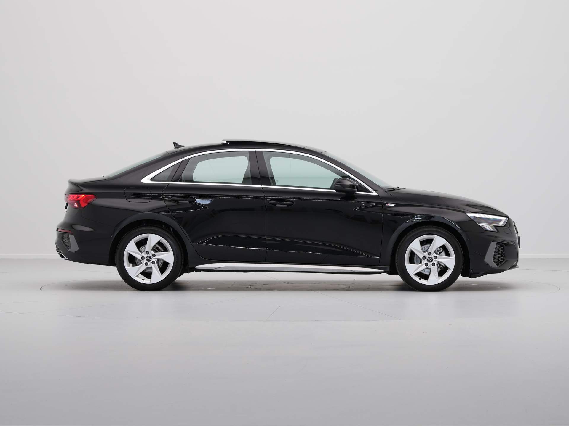 Audi - A3 Limousine 30 TFSI 81 kW/110pk S-Tronic S Line - 2023